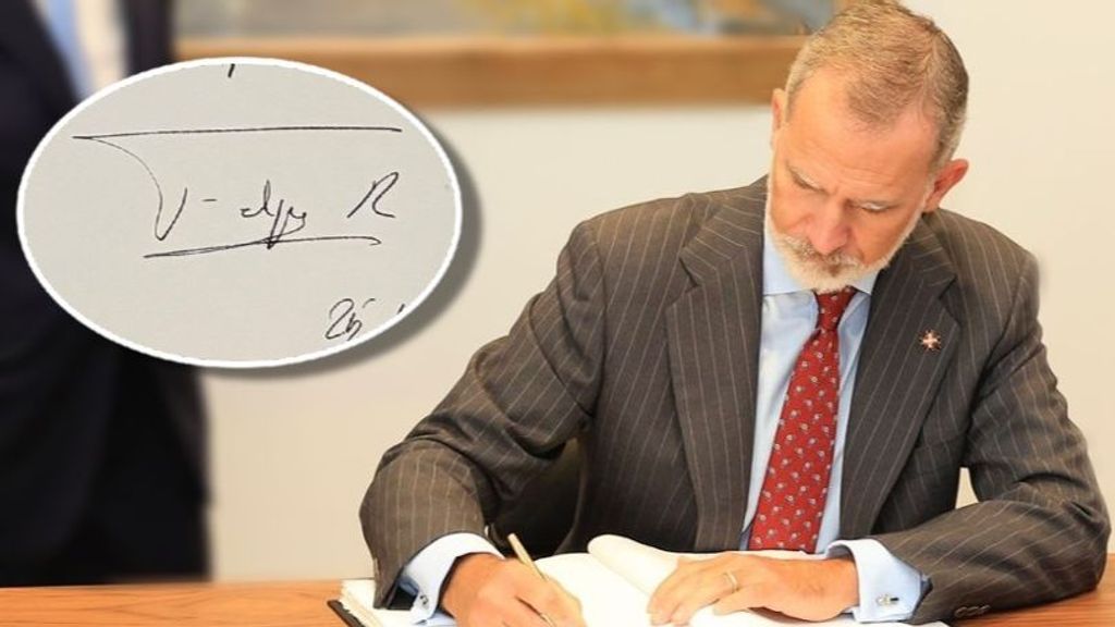 El rey Felipe VI firmando este 25 de septiembre.