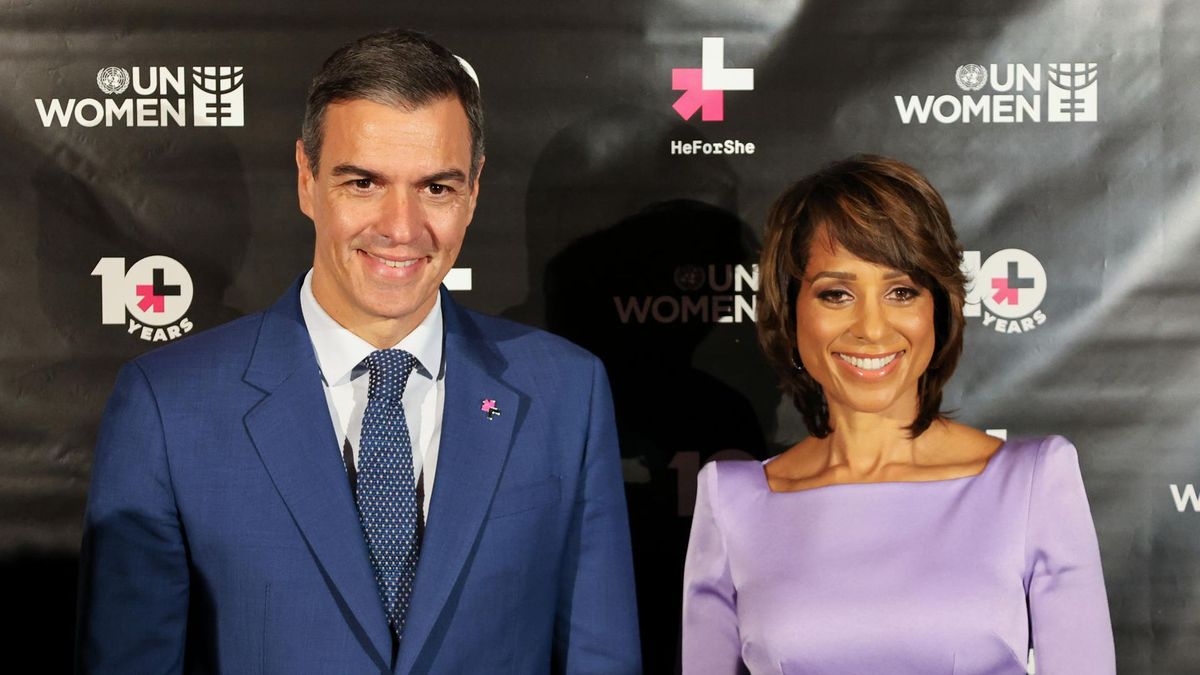 La presentadora de televisión, Sade Baderinwa, y el presidente del Gobierno español, Pedro Sánchez posan durante la gala HeforShe este martes, en Nueva York