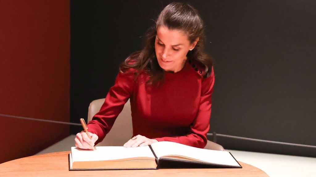 La reina Letizia firmando en una imagen de archivo.