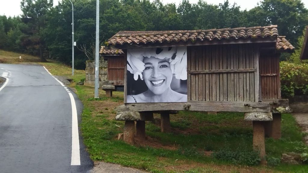 Las obras lucen en lugares de A Merca (Ourense) que marcaron la infancia del artista