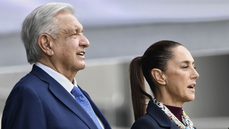 López Obrador, con Sheinbaum: "España debe cambiar esa postura prepotente"