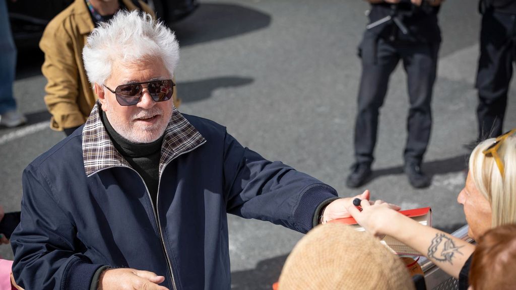 Los fans han cantado el cumpleaños feliz a Pedro Almodóvar por sus 75 años