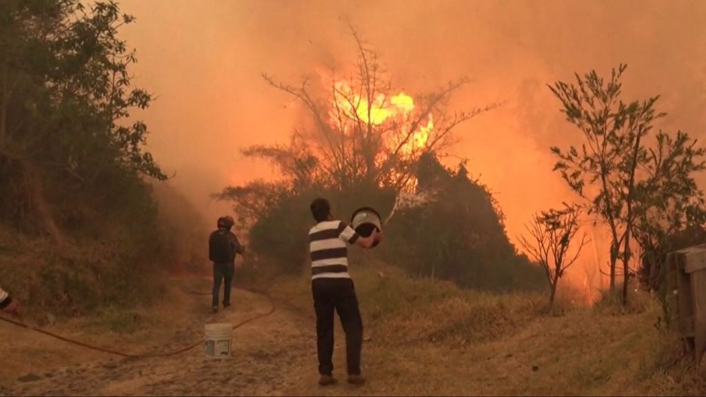 Un incendio deja en vilo a la ciudad de Quito, Ecuador: al menos seis heridos y 100 personas evacuadas