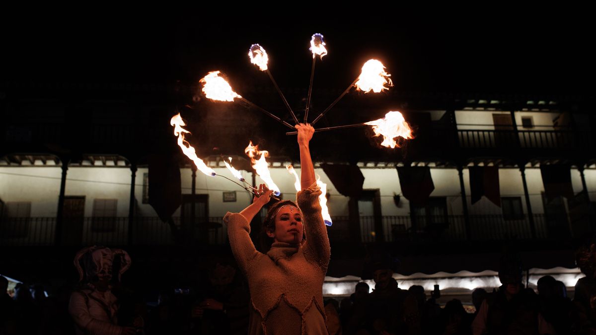 Una artista durante un espectáculo en un mercado medieval