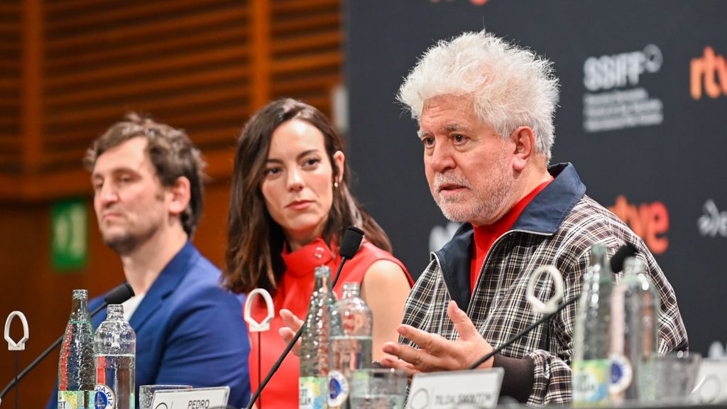 Almodóvar, 'fan' de Pedro Sánchez: de llorar con su carta de adiós a llamarle 'Mr. Guapo' en San Sebastián