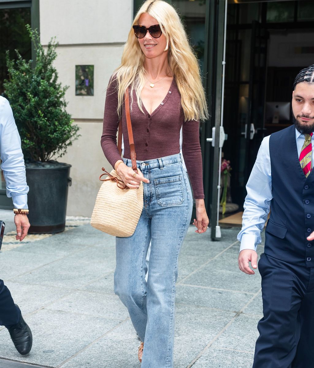 Claudia Schiffer con los vaqueros más favorecedores de la temporada