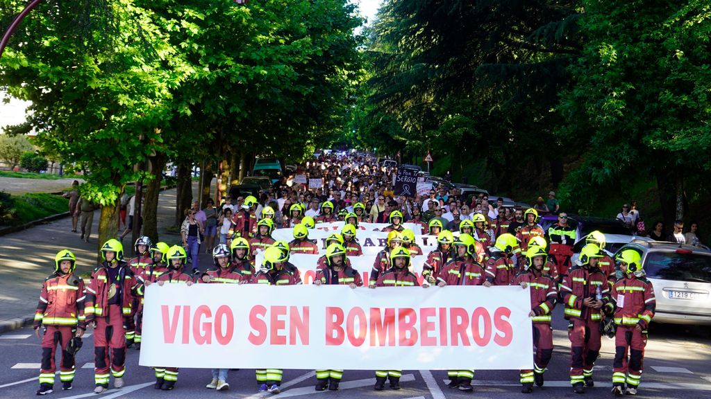 Decenas de bomberos protestan por la situación del servicio en el área de Vigo