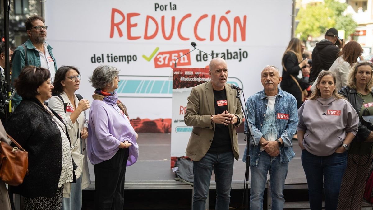 El secretario general de CCOO, Unai Sordo, y el secretario general de UGT, Pepe Álvarez, intervienen durante una protesta por la reducción de la jornada laboral, frente a la CEOE