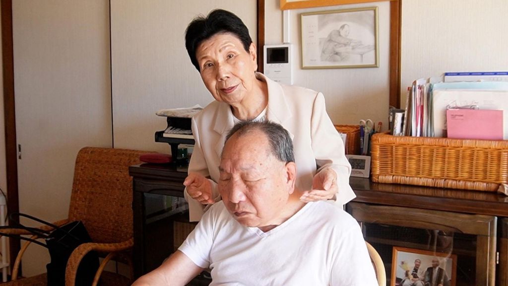 Iwao Hakamada junto a su mujer tras obtener la libertad después de pasar 47 años en la cárcel