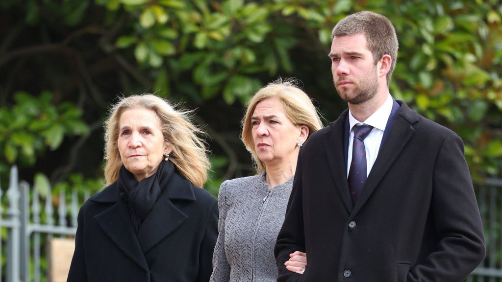 Juan Urdangarin con su madre y la infanta Elena en una imagen de archivo.