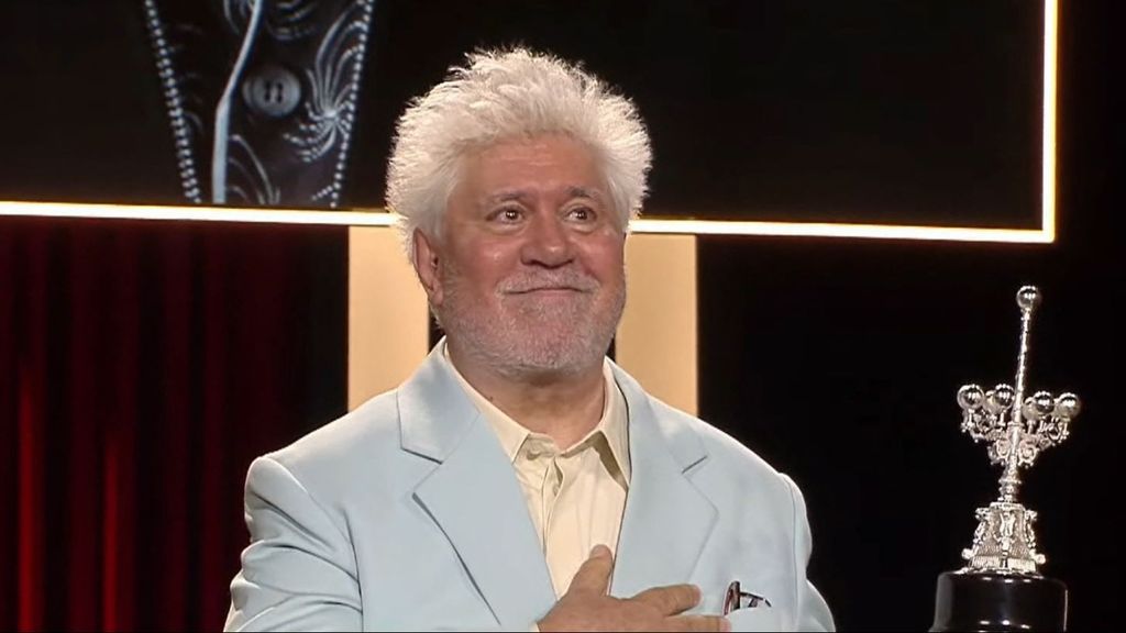 La emoción de Pedro Almodóvar al recibir el Premio Donostia en el Festival de San Sebastián