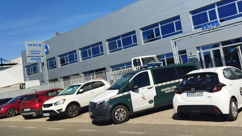 La Guardia Civil en el taller de donde sustrajo el vehículo el camionero