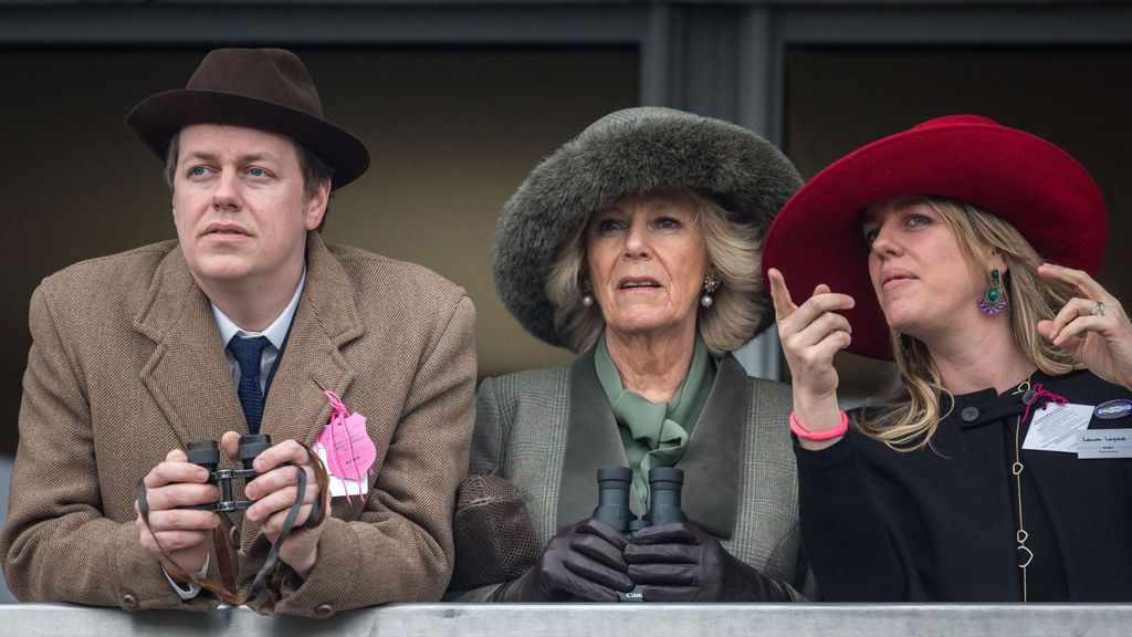 La reina Camila con sus dos hijos, Tom y Laura Parker Bowles.