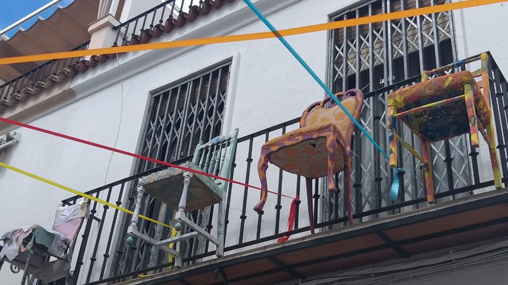 Sillas del poyecto Ágora en una calle de Córdoba