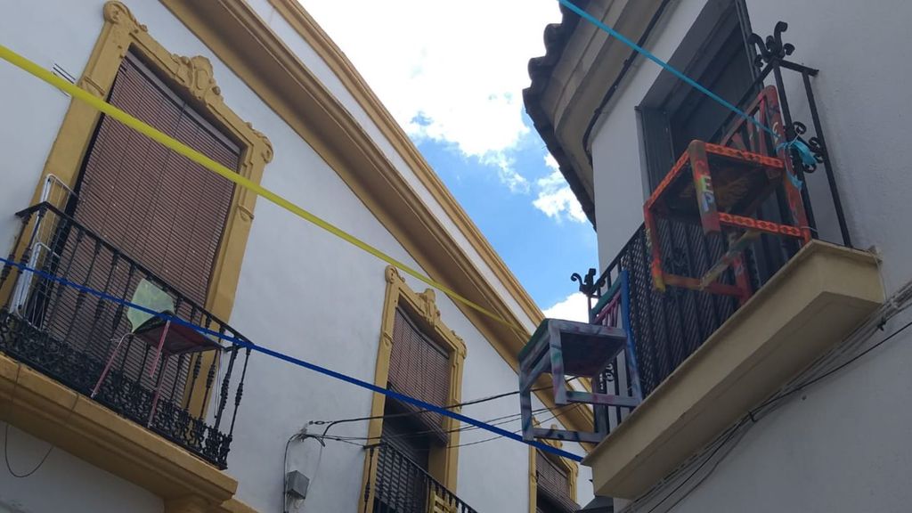 Sillas y lazosn entre balcones en Córdoba