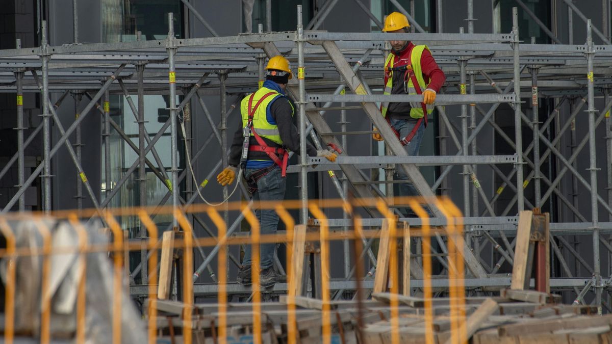 Trabajadores de la construcción en un andamio