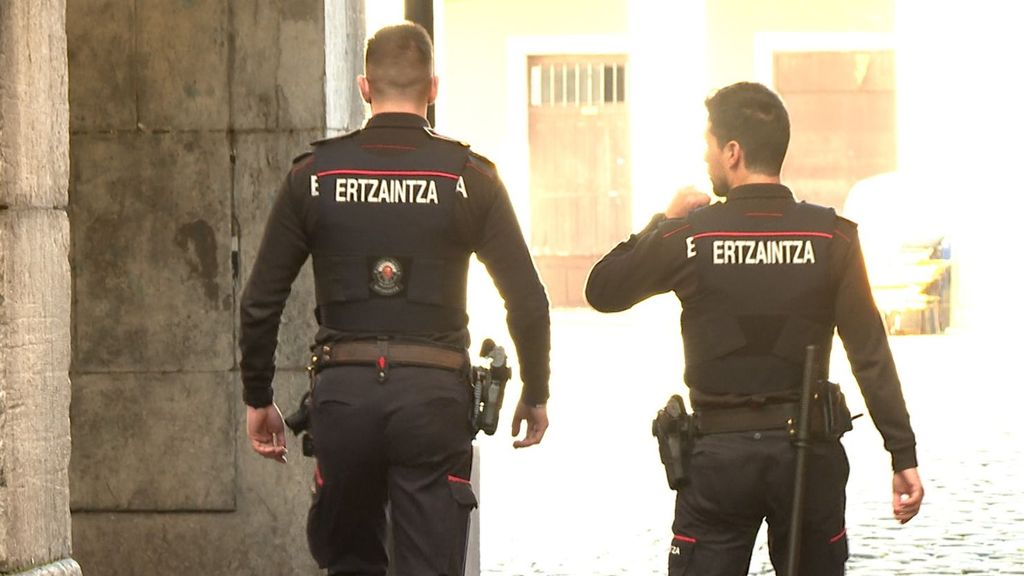 Dos agentes de la Policía Vasca