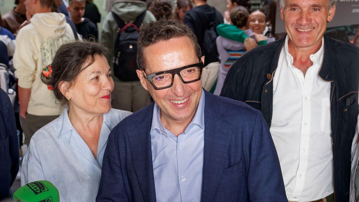 El rector de la Universidad de Salamanca, Juan Manuel Corchado, en su visita a la Feria de Bienvenida