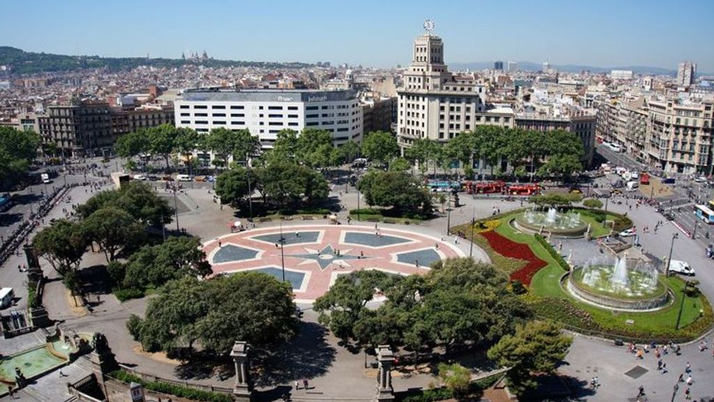 Encuentran un cadáver a plena luz del día en la plaza Catalunya de Barcelona