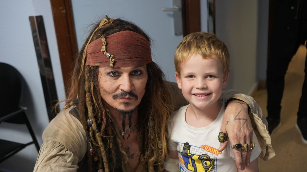 Jack Sparrow posa con uno de los pequeños ingresados