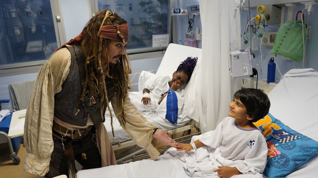 Johnny Deep en el papel del Capitán Jack Sparrow ayer con algunos de los niños ingresados en el Hospital Donostia