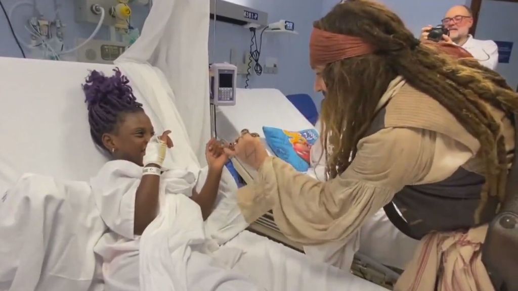 Johnny Depp se viste de Jack Sparrow y visita a los niños ingresados en el Hospital Universitario Donostia