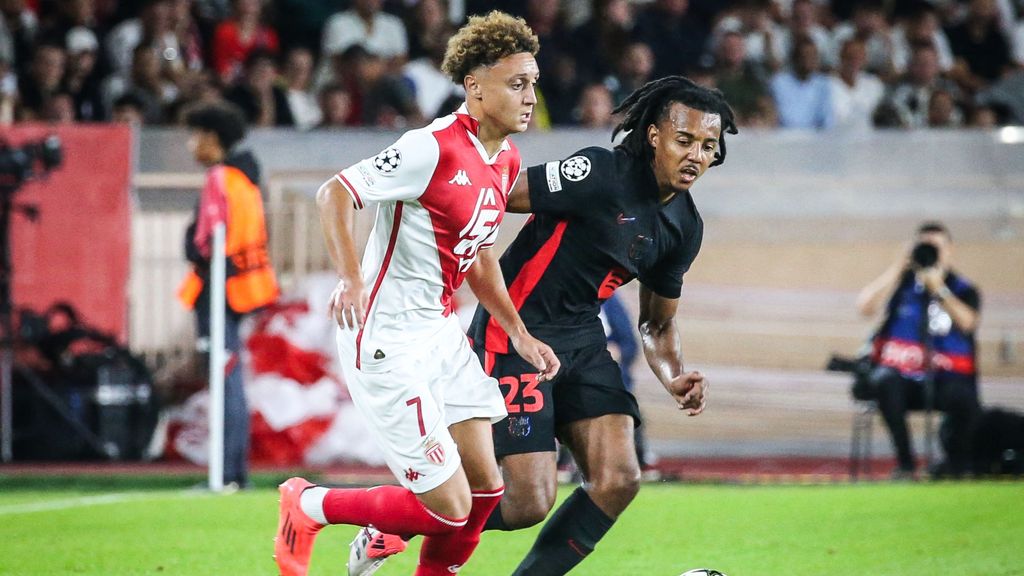 Jugadores del AS Mónaco y FC Barcelona durante el partido en el Stade Louis II donde se vio la bandera con un lema nazi