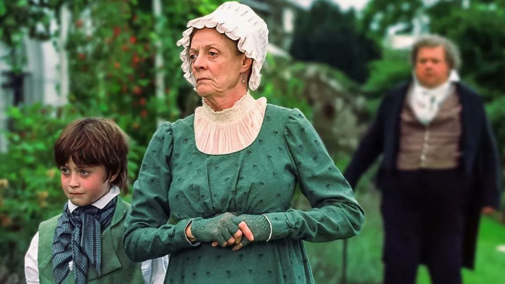 Maggie Smith y Daniel Radcliffe, con 9 años, en la serie 'David Copperfield'