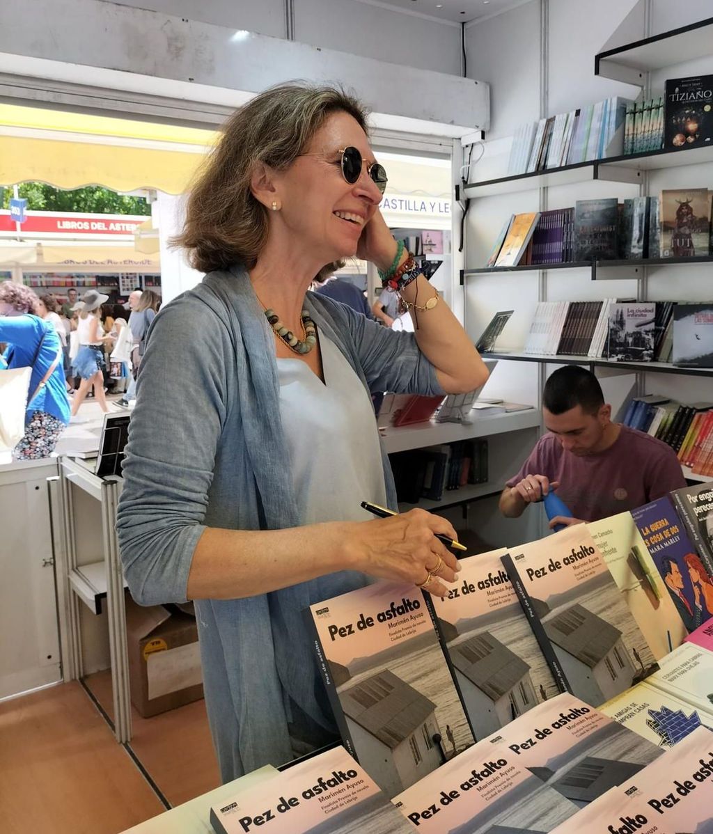 Marimén Ayuso en una firma de libro de una de sus novelas.