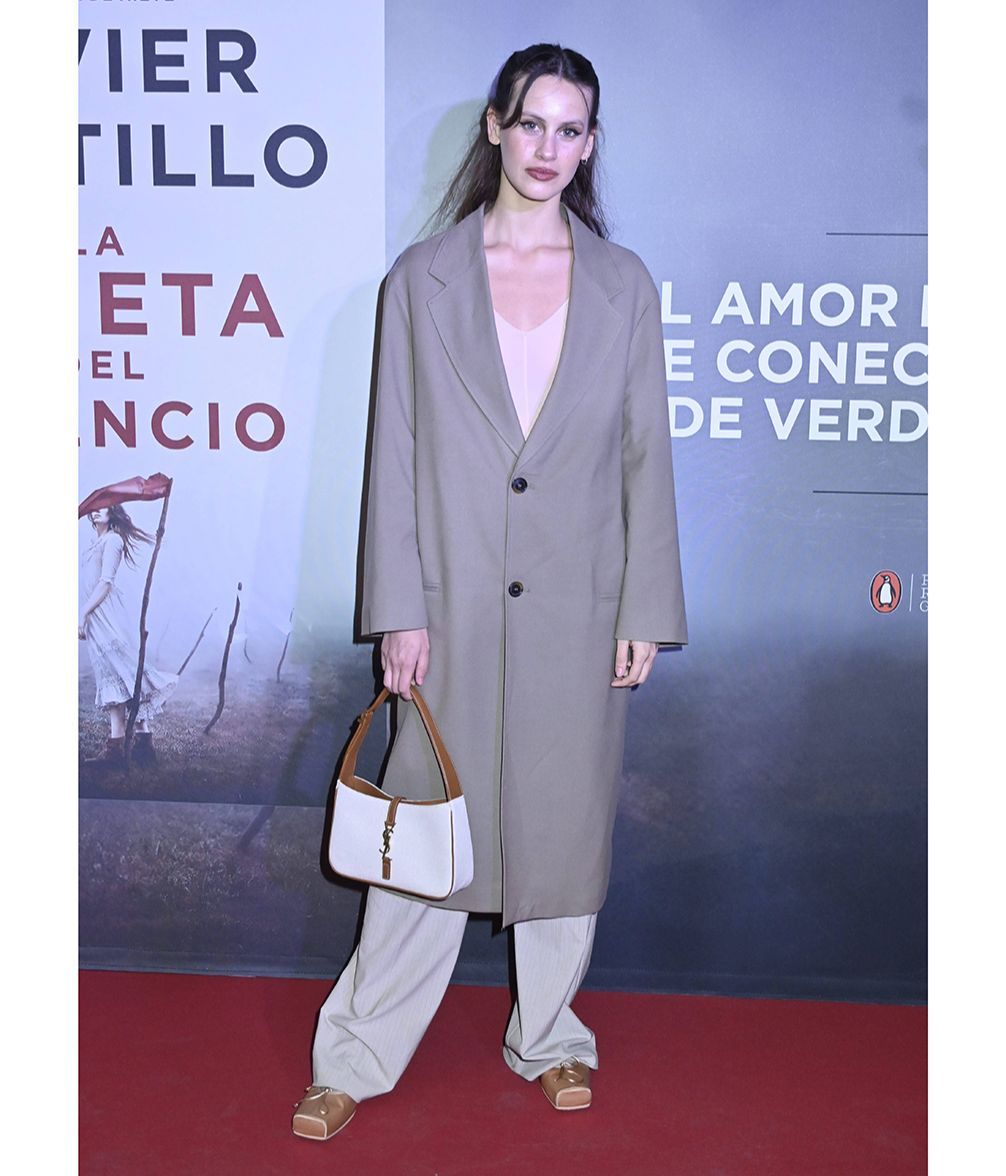 Milena Smit at photocall for premiere book La grieta del silencio in Madrid on Thursday, 18 April 2024.
