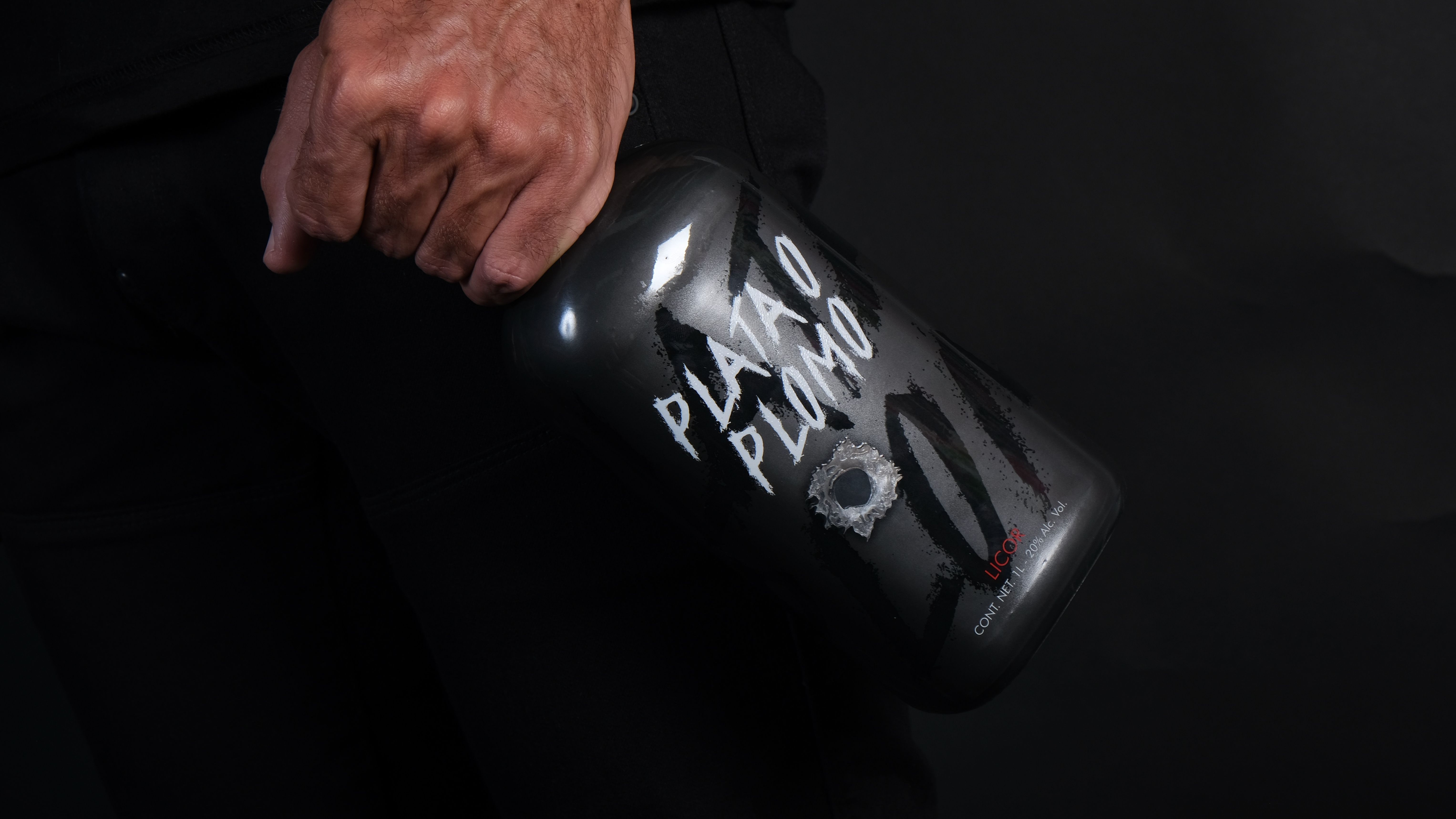 Plata o Plomo es el nombre que le han dado a su licor... aunque no tiene nada que ver con la serie de Narcos.