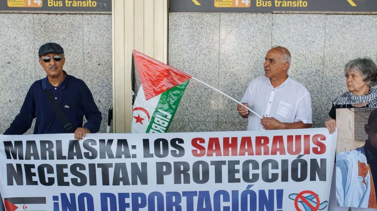 Protesta en la Terminal 1 del aeropuerto Adolfo Suárez Madrid-Barajas contra la deportación del grupo de saharauis