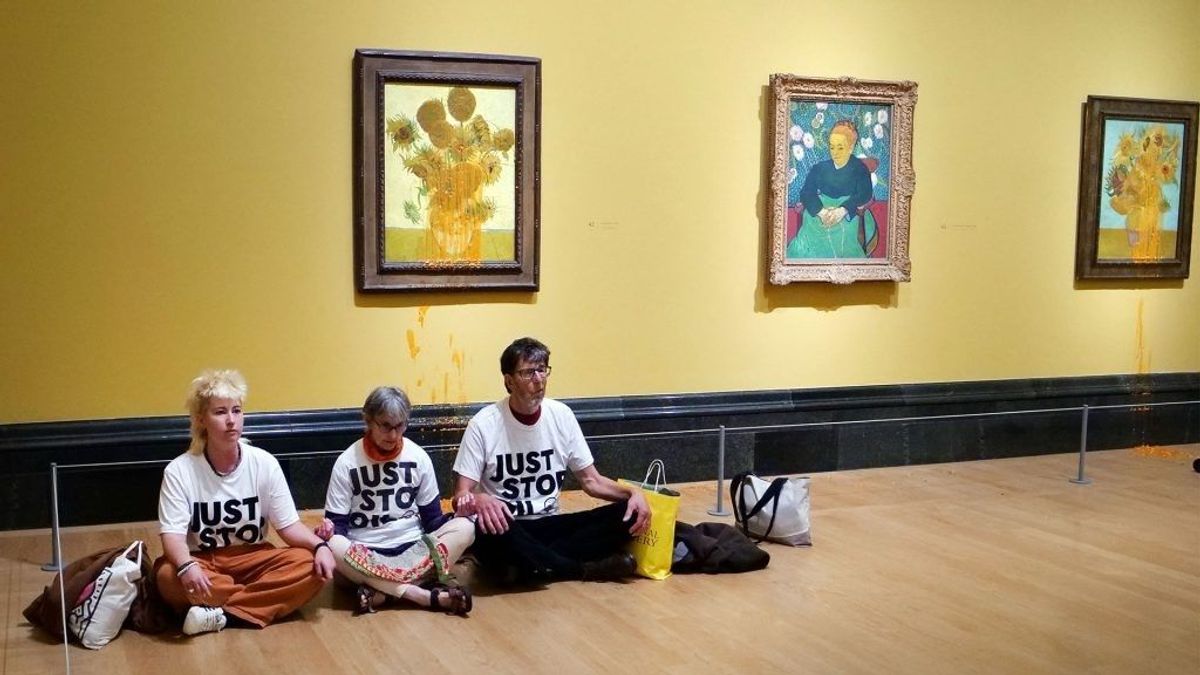 Tres activistas protestan después de lanzar sopa de tomate a 'Los Girasoles de 1888 y 1889 de Van Ggh, en la National Gallery de Londres