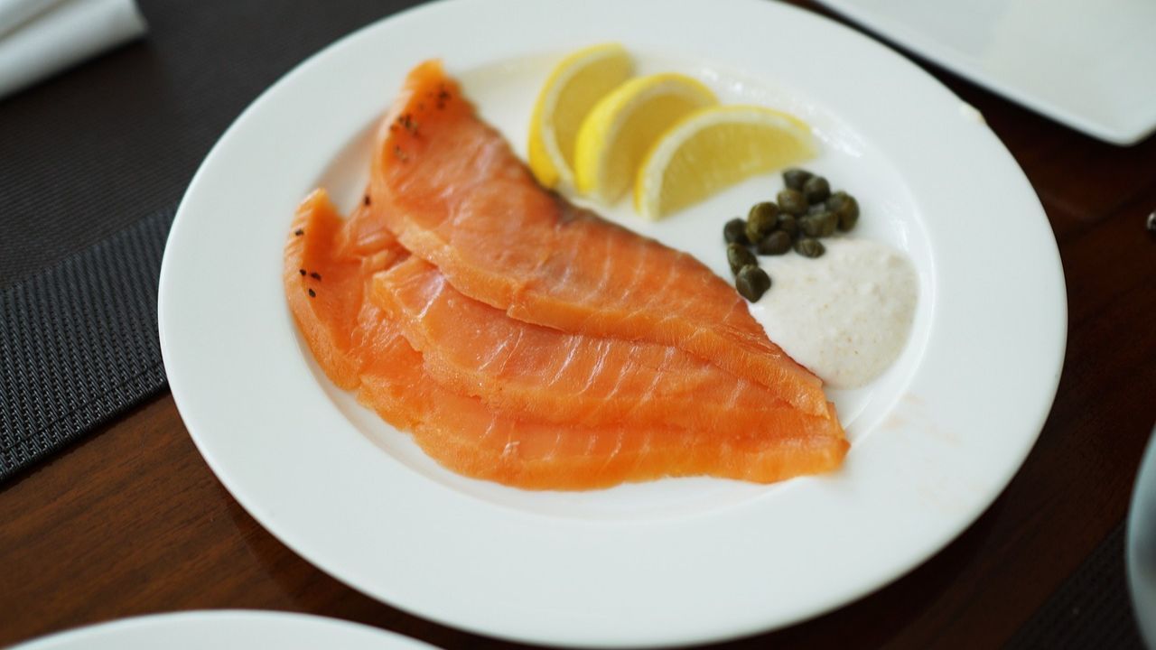 Un plato con salmón ahumado
