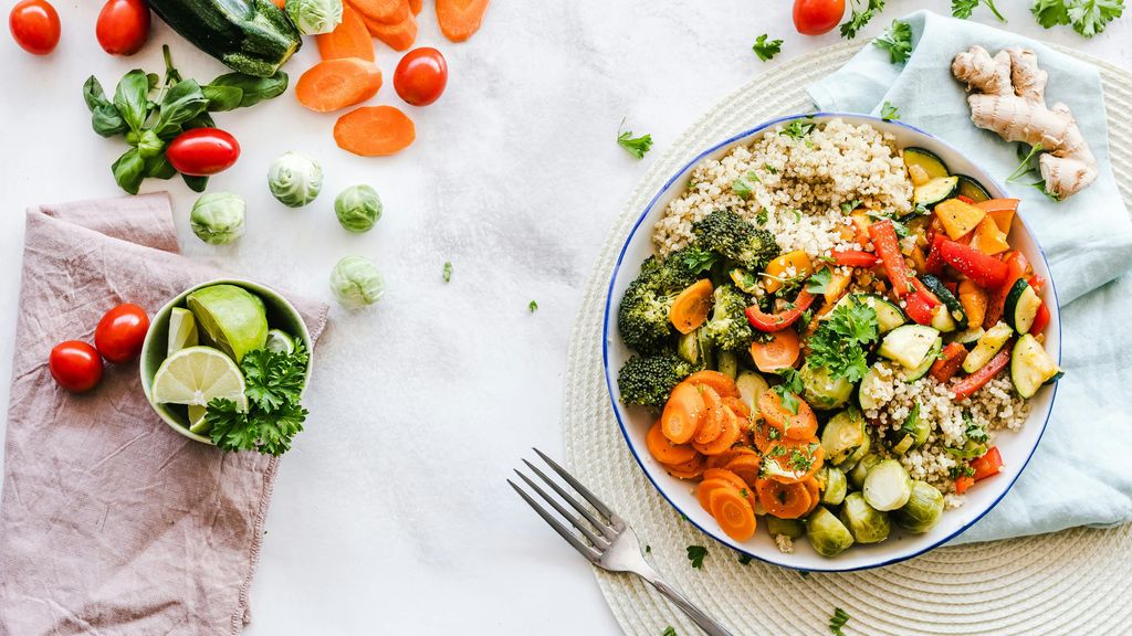 Un plato de quinoa con vegetales