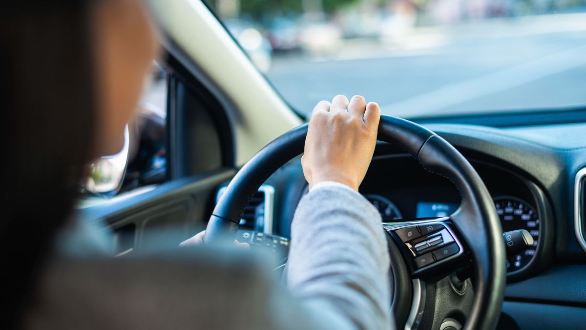 Una conductora al volante