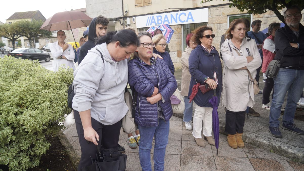 Vecinos de As Neves, durante un minuto de silencio por la víctima