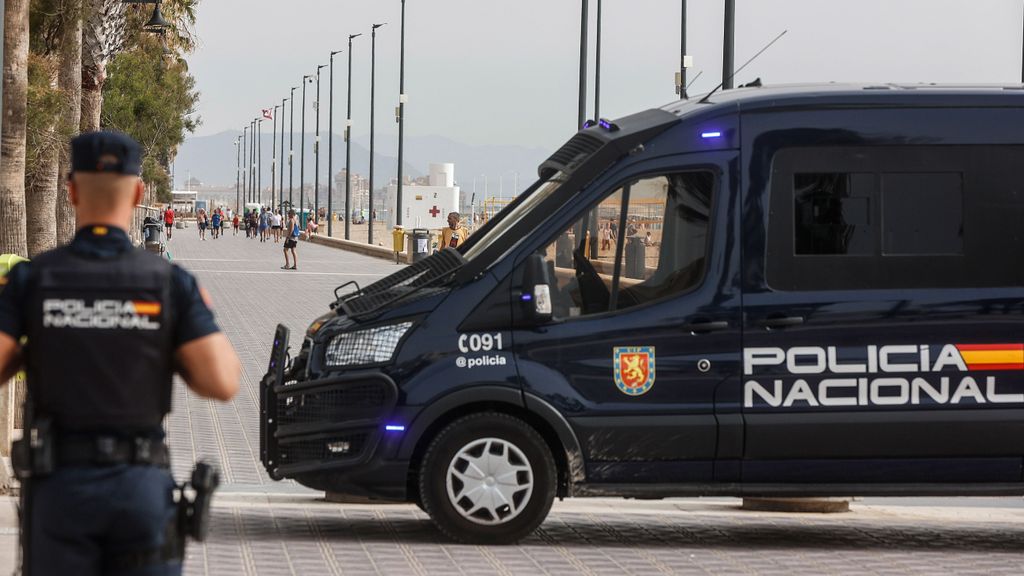 Agente y furgón policial en Valencia