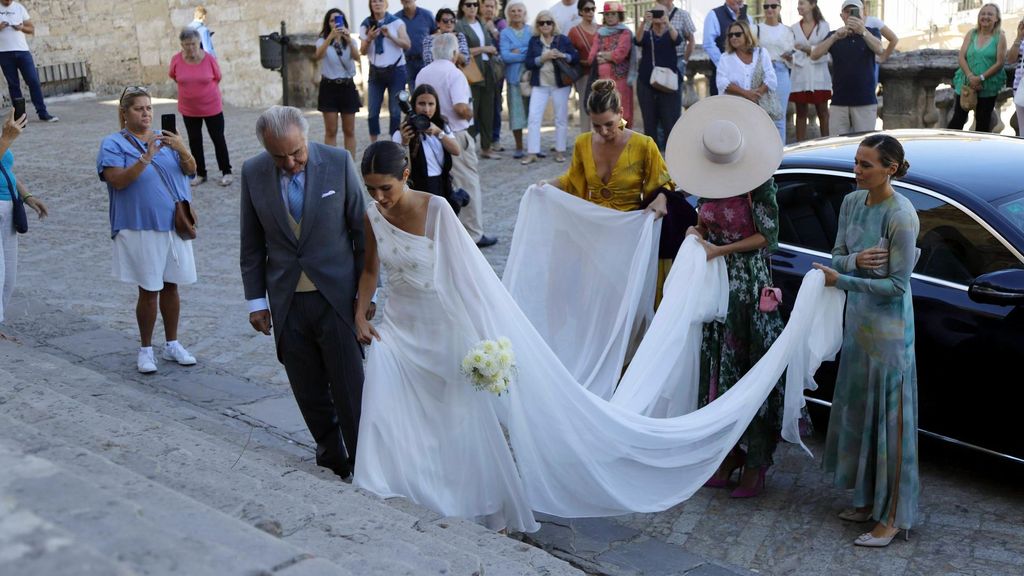 Ana Cristina Portillo llega del brazo de su padre a la catedral de Jerez