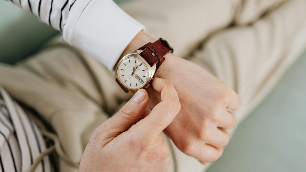 Cambio de hora en un reloj analógico de muñeca