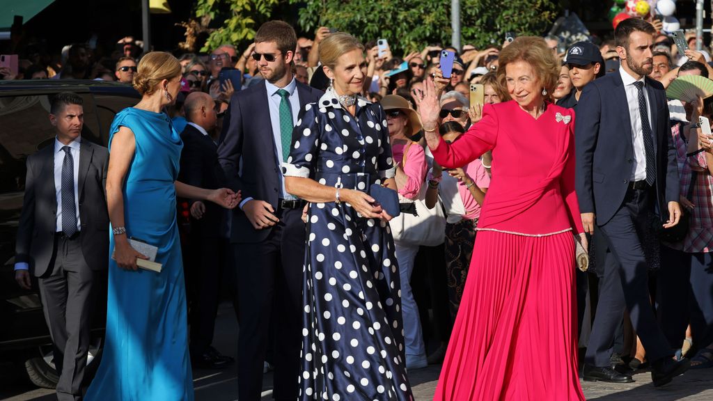 La Reina Sofía brilla en la boda de Teodora de Grecia y Matthew Kumar en Atenas arropada por sus hijas