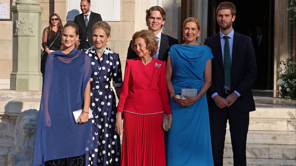 La reina Sofía junto a sus hijas en la boda de Teodora de Grecia