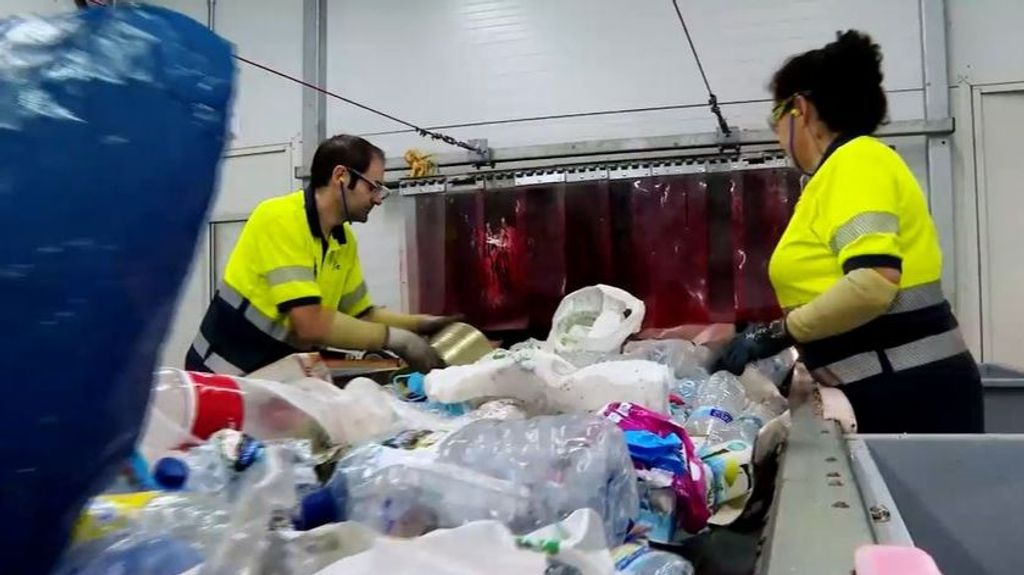 ¿Cómo se recicla en la planta con la tecnología más puntera del sector?: convierten las latas en bicicletas y llantas