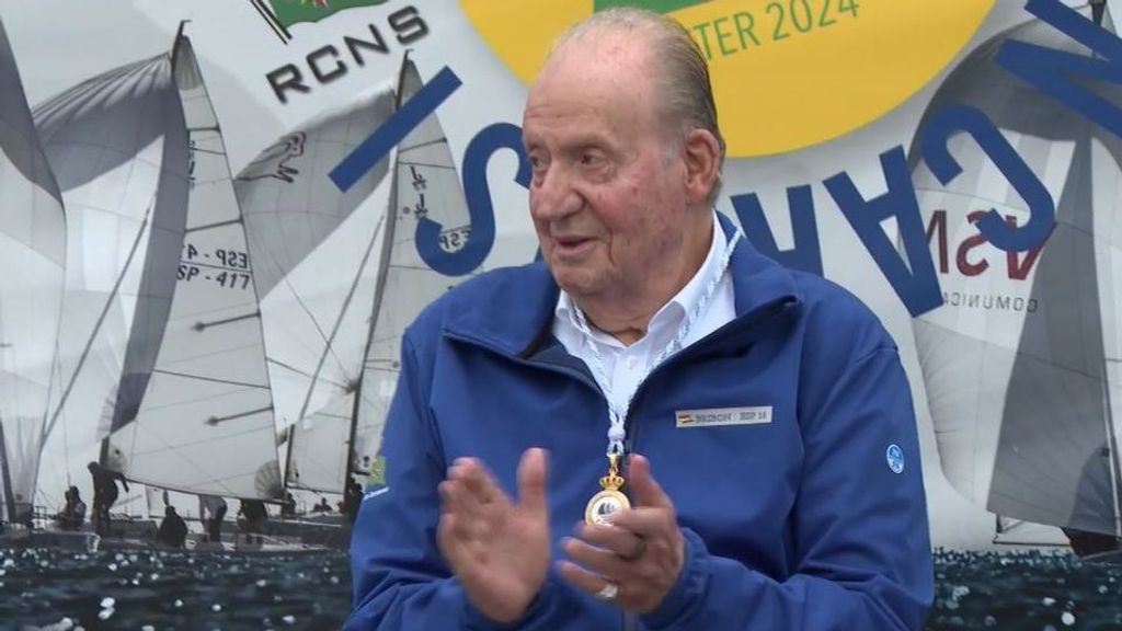 El rey emérito recibe la primera medalla de oro que otorga la Federación Gallega de Vela