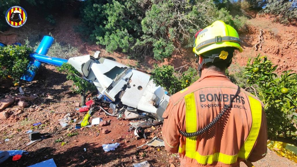 Helicóptero destruido tras estrellarse en Monte Picayo, Valencia