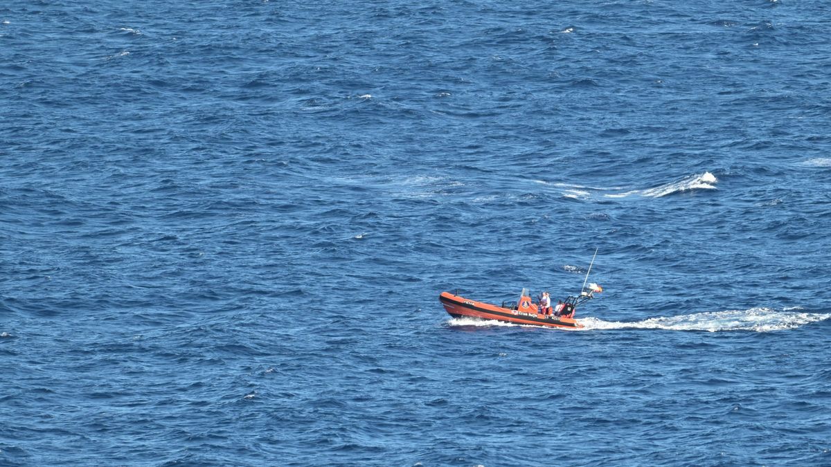 Retoman la búsqueda de las 54 personas desaparecidas tras el vuelco de un cayuco en El Hierro