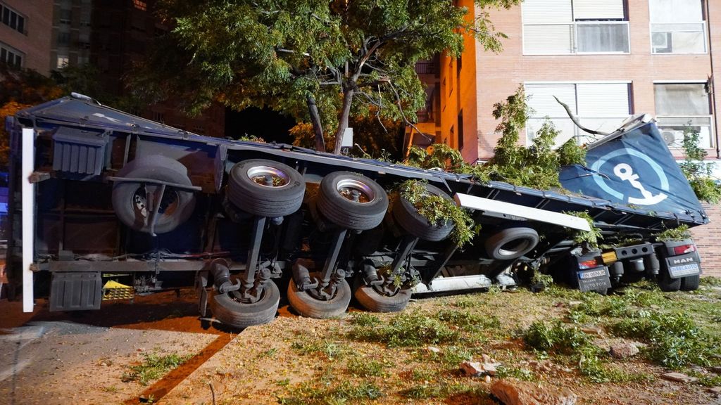 Tráiler accidentado en Lleida, empotrado en un edificio