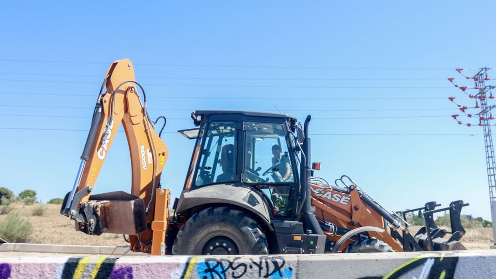 Una máquina excavadora en una obra