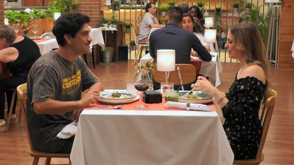 Messi se 'interpone' entre dos solteros en su cita de 'First dates'