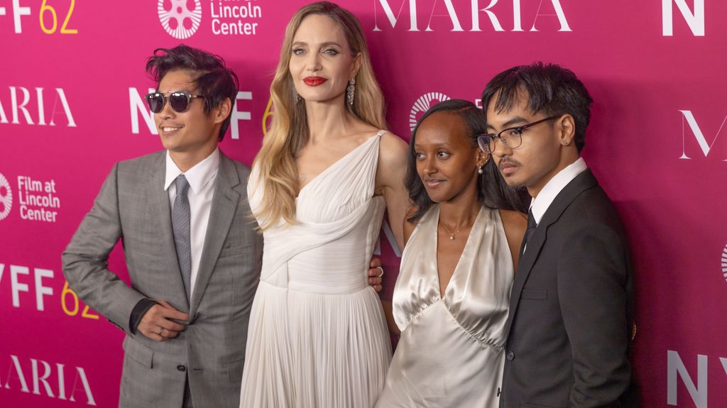 Angelina Jolie junto a sus hijos en el estreno de María